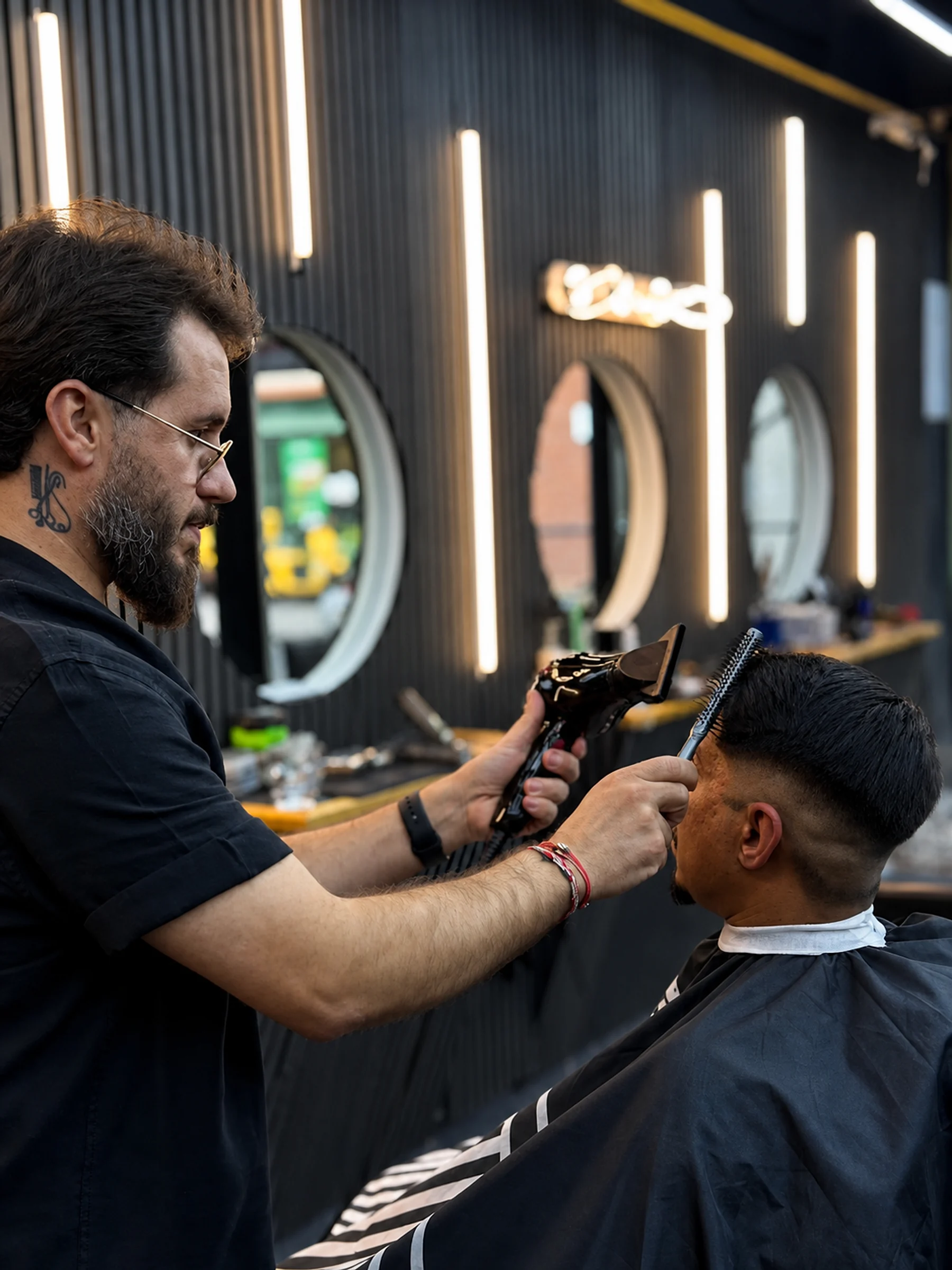 Kapper aan het werk bij Kapsalon Vin in Kerkrade
